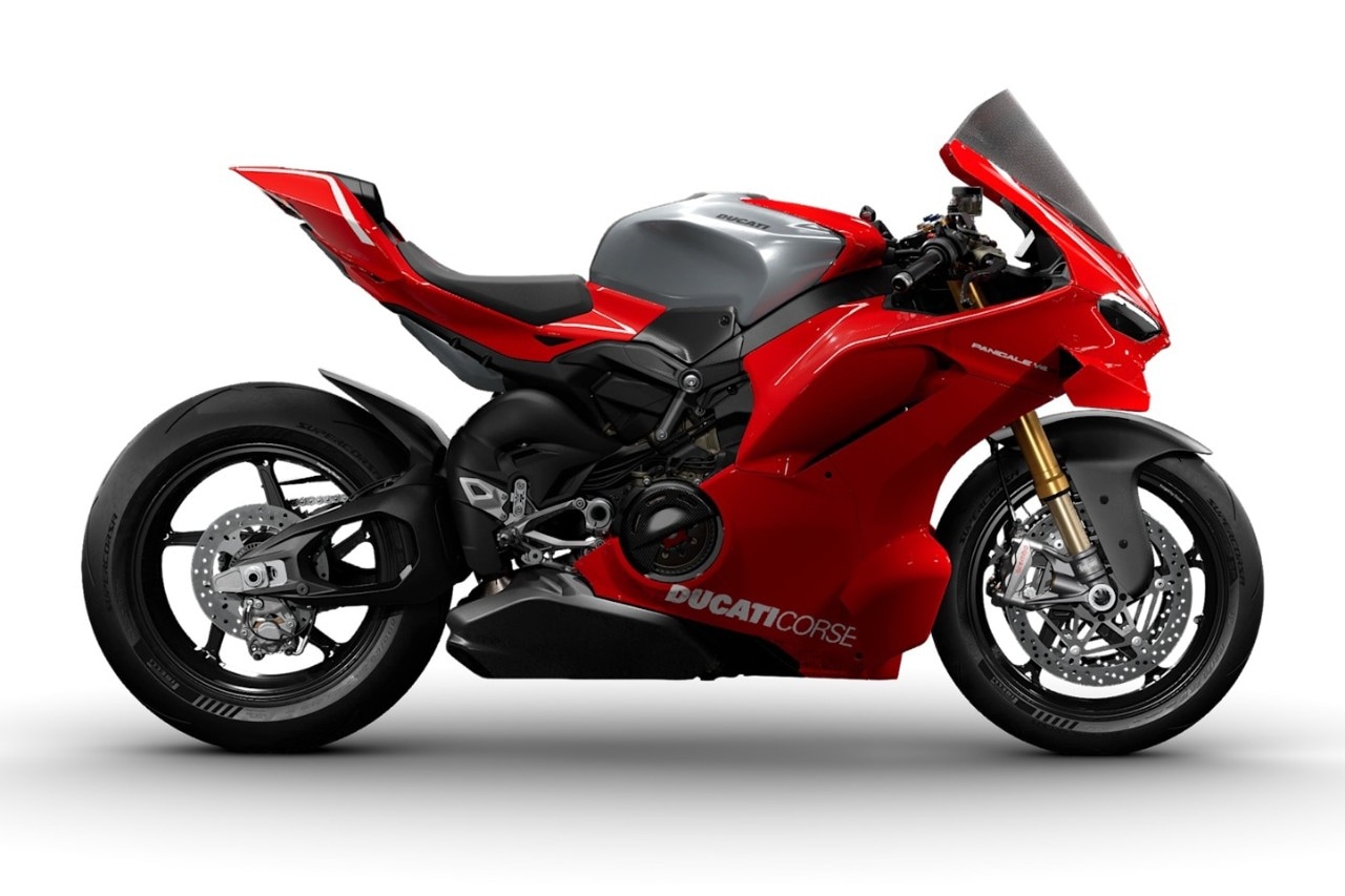 <div class='descrGalleryTitle'>2.	Ducati Panigale V4 R</div><div class='descrGalleryText'><p>Regina assoluta della gamma Ducati, la<b> Panigale V4 R </b>arriva come di consueto un anno dopo la prima presentazione della nuova generazione di Panigale V4. La R è la più speciale, la <b>base per omologare la versione Superbike</b>, con una cilindrata non più di 1.103 cc ma di 998, per rientrare nei limiti regolamentari imposti alle 4 cilindri. La potenza, considerato che è una moto che può circolare su strada, è spaventosa: <b>218 cavalli in configurazione Euro 5+</b>, 235 con scarico da pista. Velocità di punta dichiarata di 330 chilometri l’ora. </p>
<p>L’aerodinamica è sviluppata come su una vera moto da corsa, arrivando ad un carico di 6 kg a 300 orari. Ciclisticamente, la V4 R 2026 conferma la struttura a motore <b>portante con telaio front frame</b> e forcellone bi-braccio; le sospensioni sono Öhlins e i freni sono Brembo, con pinze anteriori Hypure e dischi da 330 mm di diametro. A meno che non si intenda schierarsi sulla griglia di Phillip Island il prossimo 21 febbraio, la Ducati Panigale V4 R è una moto da collezionisti, e <b>il prezzo lo conferma: 43.990 euro</b>.</p>
</div>